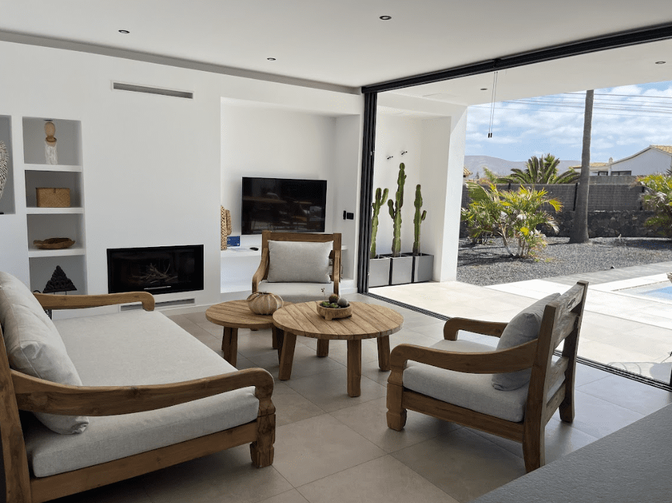 Vista salón a piscina villa